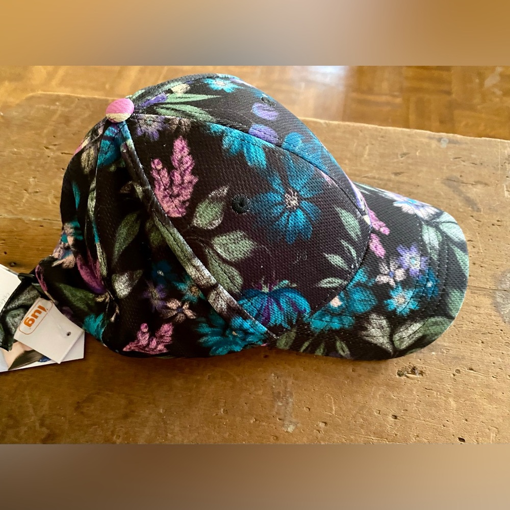 NWT- Lug Topper Cap